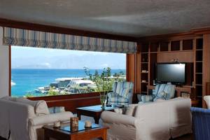 Wohnzimmer im Elounda Bay Palace mit Blick auf das Meer und die Berge.