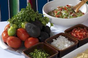 Buffet-Auswahl im Paradisus Playa del Carmen mit Guacamole, Tomaten, Avocados, Zwiebeln, Limetten und Tortilla-Chips.