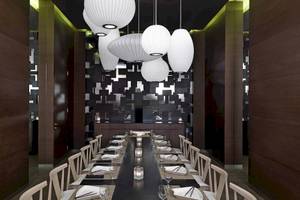 Restaurantbereich des Paradisus Playa del Carmen mit langem Tisch und weißen Stühlen