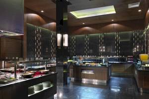 Innenbereich eines Restaurants im Paradisus Playa del Carmen Hotel mit Buffet und serviertheken.