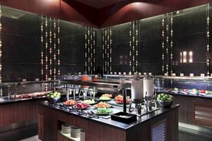 Buffetbereich im Paradisus Playa del Carmen mit verschiedenen Gerichten und einer dunklen Inneneinrichtung.