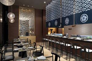 Innenansicht des Restaurants im Paradisus Playa del Carmen mit Tisch und Stühlen.
