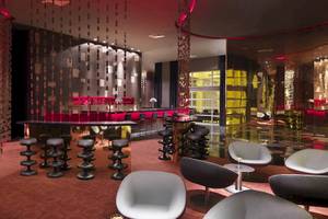 Innenbereich der Bar im Paradisus Playa del Carmen Hotel mit moderner Einrichtung und roten Lichtern.