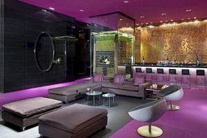 Innenbereich des Paradisus Playa del Carmen Hotels mit violettem Dekor und einer Bar.
