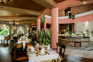 Innenansicht des Restaurants Iberostar Paraiso del Mar mit gedeckten Tischen und Stühlen.