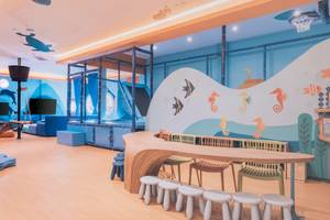 Kinderspielbereich im Iberostar Paraiso del Mar Hotel mit blauer Wandgestaltung und Meerestieren.