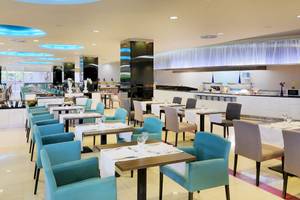 Innenansicht des Restaurants im H10 Playa Meloneras Palace Hotel mit blauen Stühlen und Tischen.