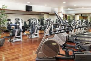 Fitnesscenter im H10 Playa Meloneras Palace Hotel mit verschiedenen Trainingsgeräten.