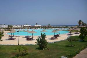 Gorgonia Strand Resort mit vielen Sonnenschirmen und Liegestühlen rund um den Pool