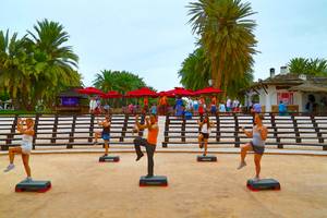 Fitness-Kurs im Odyssee Resort Thalasso & Spa mit Teilnehmern und Zuschauern auf der Terrasse.