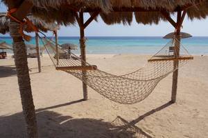 Liegen am Strand im Gorgonia Beach Resort mit Blick auf das Meer.