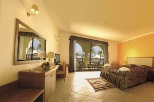 Hotelzimmer im Gorgonia Beach Resort mit Blick auf den Balkon und Außenbereich.