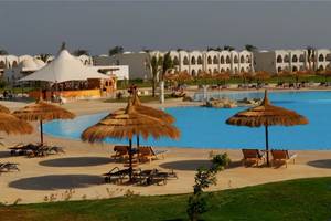 Außenbereich des Gorgonia Beach Resorts mit Pool, Liegestühlen und Sonnenschirmen.