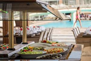 Buffet mit verschiedenen Speisen im Bella Beach Hotel vor dem Pool.