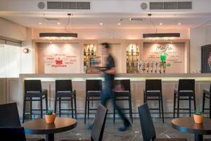 Barbereich im Bella Beach Hotel mit Barhockern und Dekor