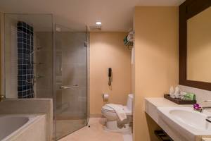 Badezimmer im Briza Beach Resort mit Badewanne, Dusche, Toilette und Waschbecken.