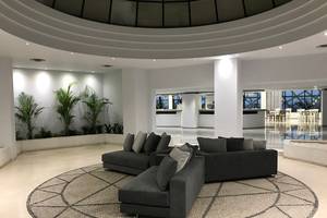 Akti Imperial Deluxe Resort & Spa Dolce by Wyndham Lobby mit grauen Sofas und Teppich
