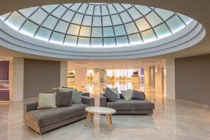 Hotellounge mit zwei Sofas, einem Tisch und einer Glaskuppel
