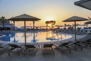 Akti Imperial Deluxe Resort & Spa Dolce by Wyndham Pool bei Sonnenuntergang