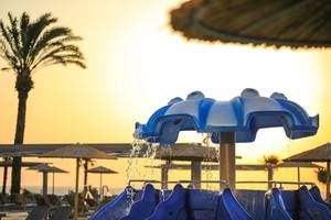 Wasserspiel im Akti Imperial Resort & Spa Dolce by Wyndham bei Sonnenuntergang