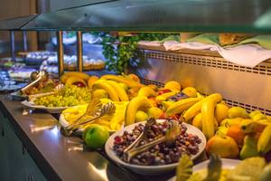 Buffet mit verschiedenen Früchten im Akti Imperial Deluxe Resort & Spa.