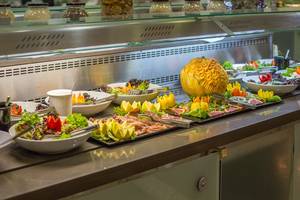Buffet mit verschiedenen Gerichten im Akti Imperial Deluxe Resort & Spa Dolce by Wyndham.