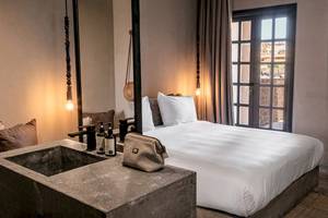 Zimmer im Cook's Club El Gouna mit Bett, Waschbecken und Fenster.