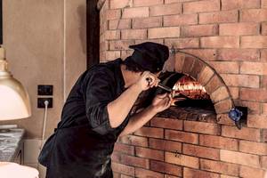 Ein Koch arbeitet in einem Backofen im Cook's Club El Gouna.
