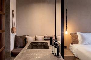 Zimmer im Cook's Club El Gouna mit Bett, Waschbecken, Sofa und Dekoration.
