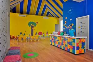 Kinderbetreuung im Kandima Maldives Hotel mit bunten Wänden und Spielzeug.