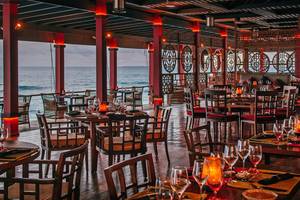 Innenansicht des Restaurants Finolhu Baa Atoll Maldives mit Blick auf das Meer.