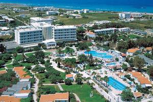 Luftaufnahme des Atlantis Beach Hotel auf Kos mit mehreren Swimmingpools und Gebäuden.