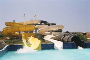 Wasserrutschen im Atlantis Beach Hotel auf Kos mit mehreren Rutschen und einem Schwimmbecken.