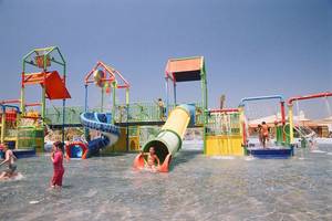 Wasserpark am Atlantis Beach Hotel auf Kos mit verschiedenen Wasserrutschen und spielenden Kindern.