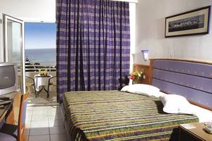 Zimmer im Atlantis Beach Hotel auf Kos mit Blick auf das Meer von der Terrasse.
