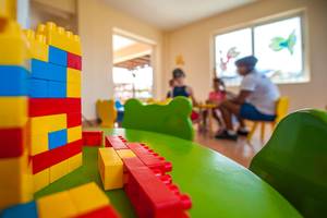 Farbige Lego-Bausteine auf einem grünen Tisch im Kinderbereich des Horizon Beach Resort.