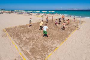 Volleyballspiel auf dem Strand des Horizon Beach Resorts an einem sonnigen Tag.