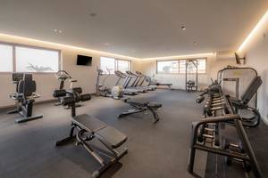Fitness-Center im Horizon Beach Resort mit verschiedenen Trainingsgeräten und Fenstern.