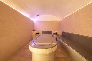 Spa-Bereich im Horizon Beach Resort mit runden Liegen und Sitzbänken.