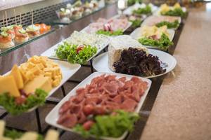 Buffet-Tisch im Horizon Beach Resort mit verschiedenen Vorspeisen wie Käse, Schinken und Salaten.
