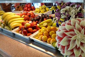 Früchtebuffet im Horizon Beach Resort mit verschiedenen Früchten und einer Wassermelonenblüte.