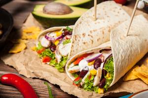Gesunder Gemüsesalatschwarm mit Tortilla, Mais, Bohnen, Avocado und Tortillachips.