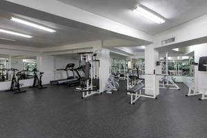 Fitnesscenter im Viva Wyndham V Heavens Hotel mit verschiedenen Trainingsgeräten.