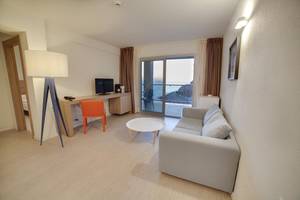 Modernes Hotelzimmer mit Blick auf das Meer und Terrasse