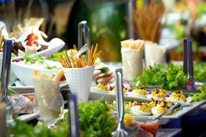 Ein Buffet mit verschiedenen Gerichten im Kamelya Aishen K Club Hotel.