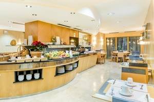 Frühstücksbuffet im Del Mar Hotel in Barcelona mit verschiedenen Früchten und Speisen.