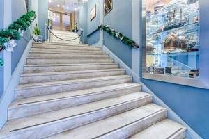 Eingangstreppen des Del Mar - Barcelona Hotels mit blauen Wänden und einer Vitrine.