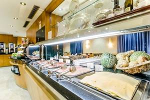 Frühstücksbuffet im Del Mar Hotel in Barcelona mit verschiedenen Gerichten und Getränken.