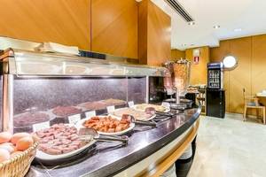 Frühstücksbuffet im Del Mar - Barcelona Hotel mit verschiedenen Speisen und Eiern.