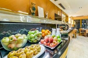 Frühstücksbuffet im Del Mar Hotel in Barcelona mit verschiedenen Früchten und Gebäck.